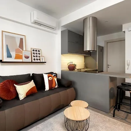 Innovative Designer In Ladadika Apartment