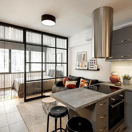 Innovative Designer In Ladadika Apartment *