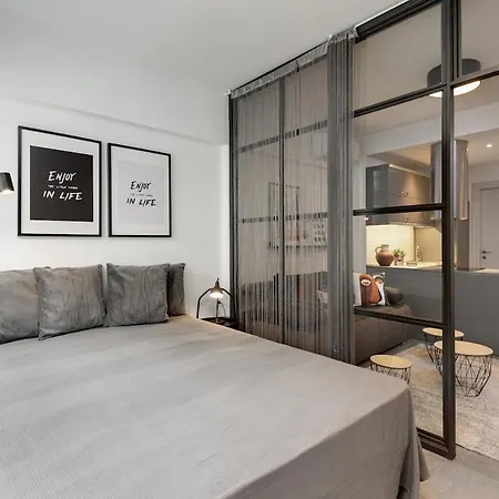 Innovative Designer In Ladadika Apartment